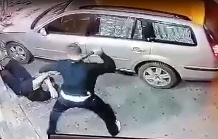 Autóval gázolták el, majd gumibottal verték (videóval – csak erős idegzetűeknek)