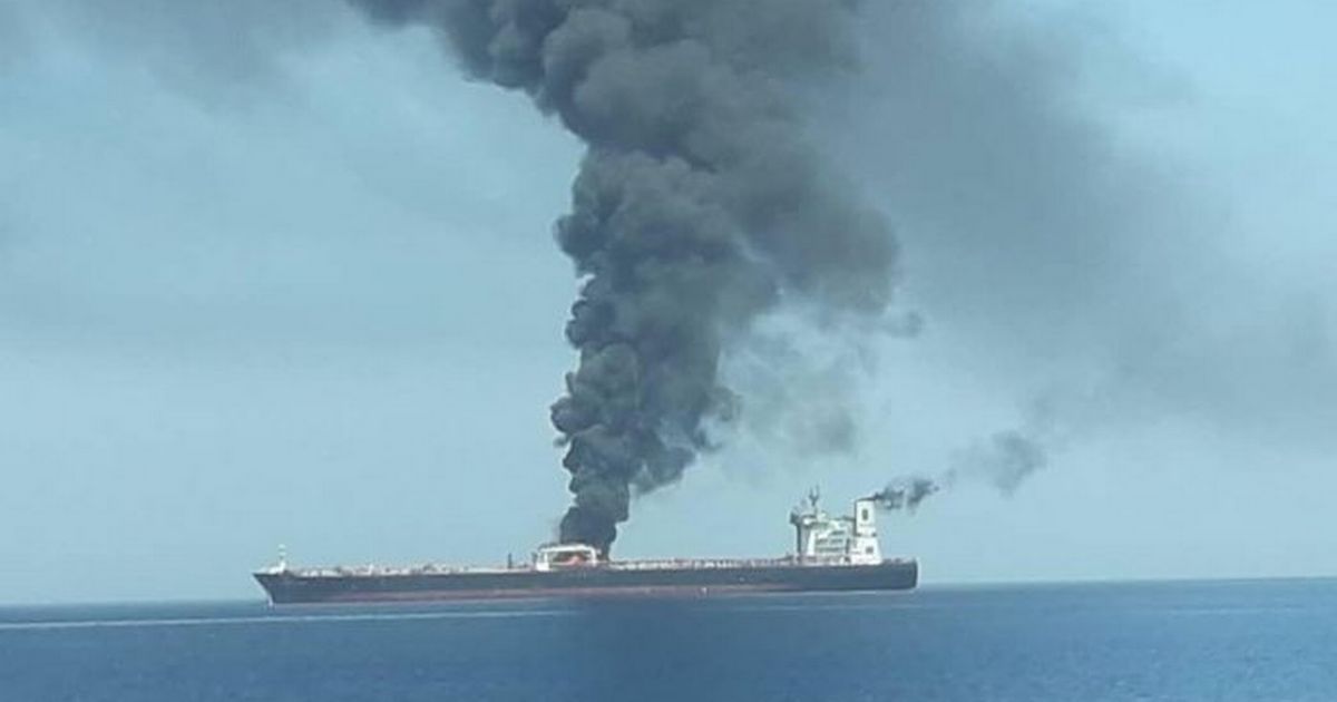 Rakétatámadás ért egy iráni tankert, ömlik az olaj a Vörös-tengerbe
