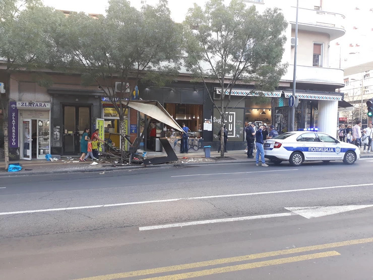 Belgrád: Vendéglő teraszába csapódott egy autó