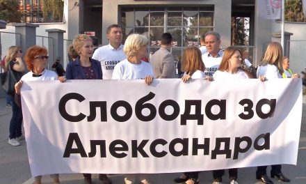 Valjevo: Szimpátiatüntetés a házi őrizetben lévő krušiki leleplező támogatásáért