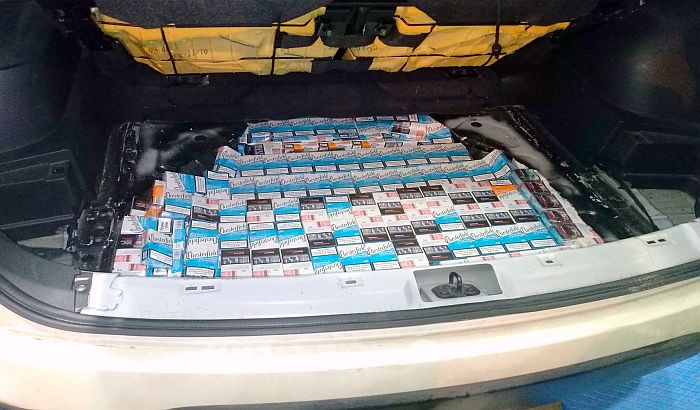 Csaknem 2000 doboz cigarettát találtak egy kocsiban Horgosnál