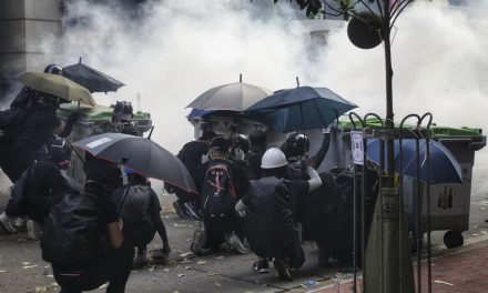 Hongkongban ismét összecsaptak a tüntetők és a rendőrök