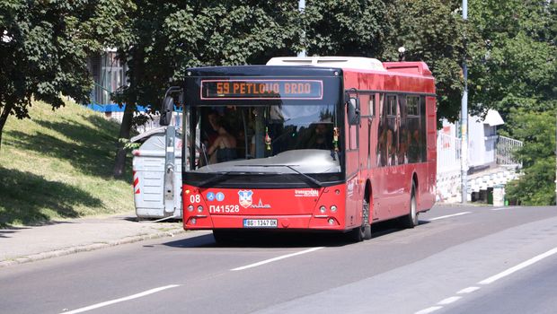 Egy fiatalember utasokkal együtt lopott el egy buszt Belgrádban