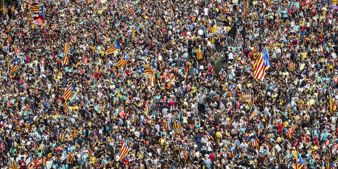 Katalán válság – Több mint félmillióan vonultak utcára Barcelonában