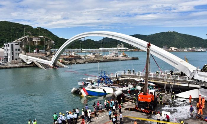 Leomlott egy híd Tajvanon, sokan megsérültek (videóval)