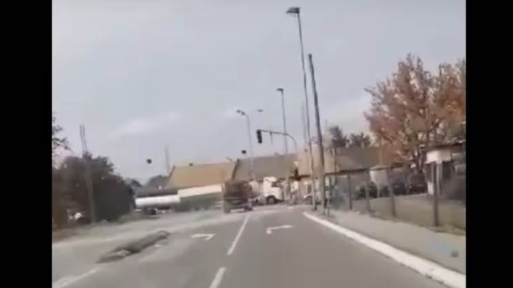 Pancsova: Átszakította a sorompót egy kamion (Videó)