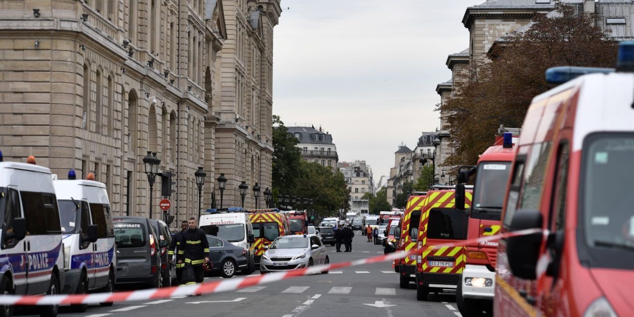 Négy rendőrt késeltek halálra Párizsban