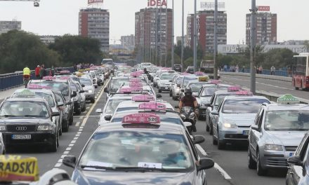 Belgrád: Abbahagyják a tiltakozást a taxisok