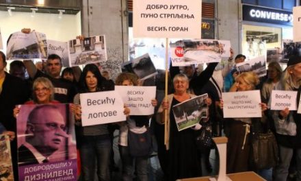 Könyvbemutatója után megfutamodott a polgárok elől a belgrádi alpolgármester (videóval)