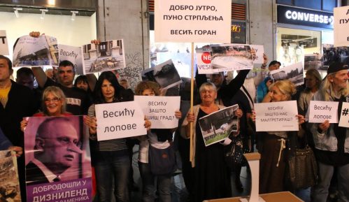 Könyvbemutatója után megfutamodott a polgárok elől a belgrádi alpolgármester (videóval)
