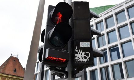 Zágráb: Mobiljukba révedő gyalogosokat segítő jelzőlámpákat szereltek fel (Fotók)