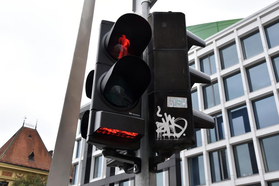 Zágráb: Mobiljukba révedő gyalogosokat segítő jelzőlámpákat szereltek fel (Fotók)