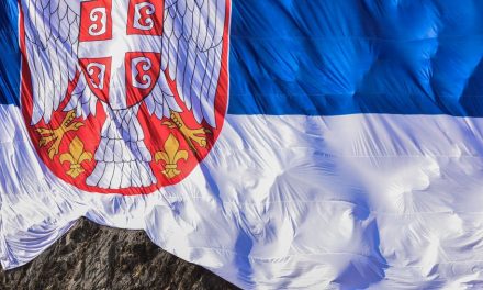 Szerbiában három év alatt a képviselők tíz százaléka váltott pártot