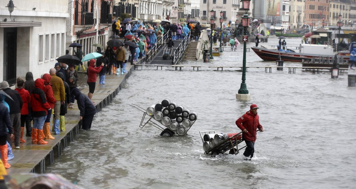 Az elmúlt fél évszázad legnagyobb árvize pusztít Velencében (videó)