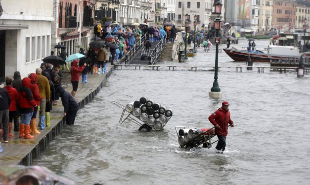 Az elmúlt fél évszázad legnagyobb árvize pusztít Velencében (videó)