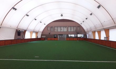 Sportpálya épül Adán, a topolyai fociklub biztosítja a műfüvet, a kapukat, a védőhálókat és a palánkokat
