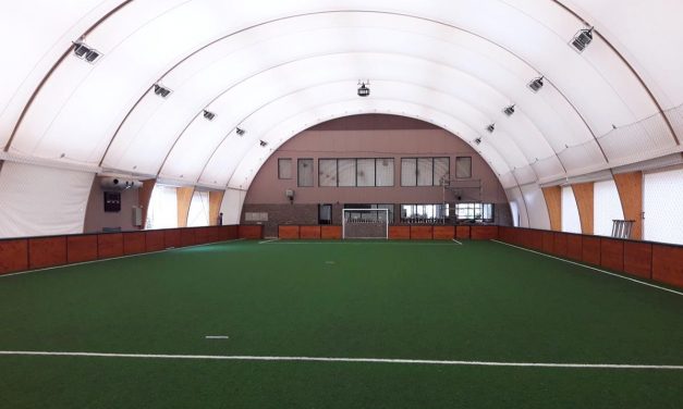 Sportpálya épül Adán, a topolyai fociklub biztosítja a műfüvet, a kapukat, a védőhálókat és a palánkokat