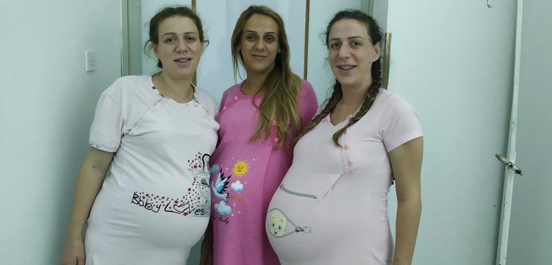 Három lánytestvér szült meg két óra leforgása alatt