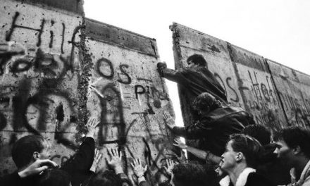 Ma harminc éve omlott le a berlini fal