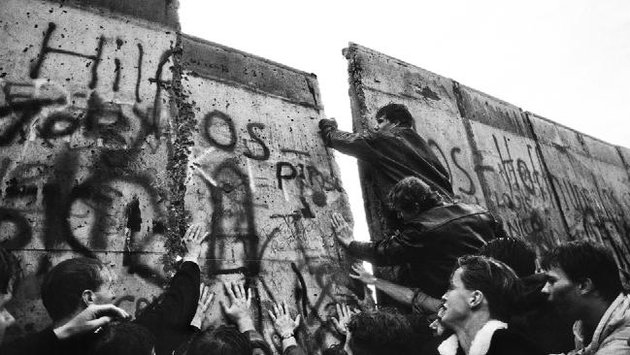 Ma harminc éve omlott le a berlini fal