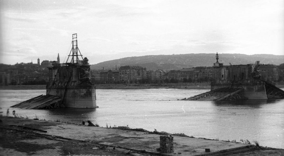 A Margit híd 75 éve omlott a Dunába