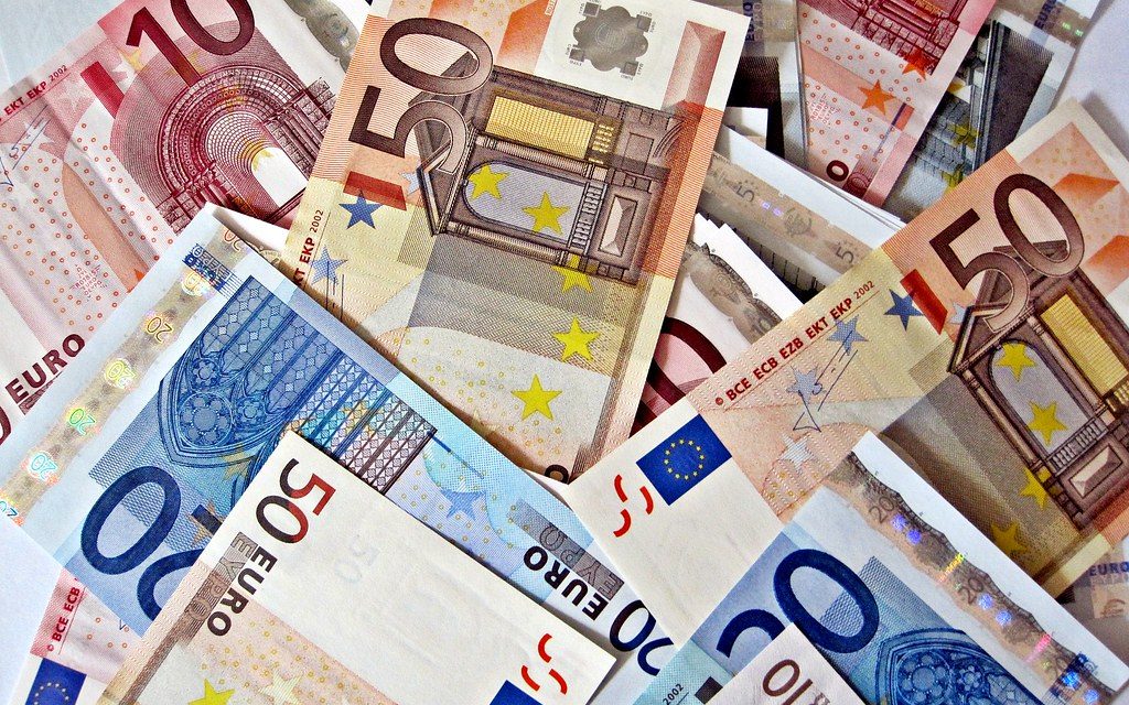 Kétszázezer eurót sikkasztott, hét és fél évet kapott