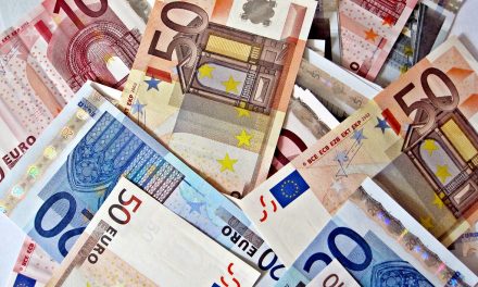 Kétszázezer eurót sikkasztott, hét és fél évet kapott