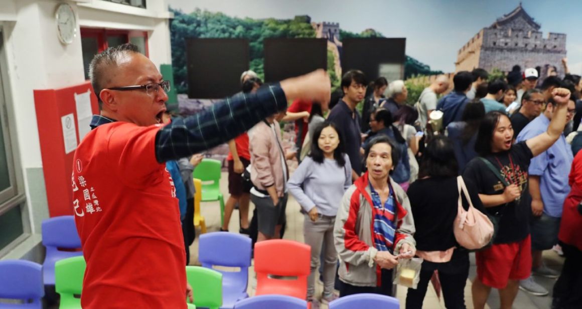 Elsöprő demokráciapárti győzelem született a hongkongi önkormányzati választásokon