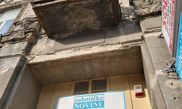 Leomlott a vakolat egy szecessziós épületről Szabadkán (fotók)