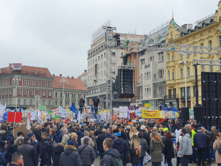 Több mint húszezer tanügyi dolgozó tüntetett Zágrábban