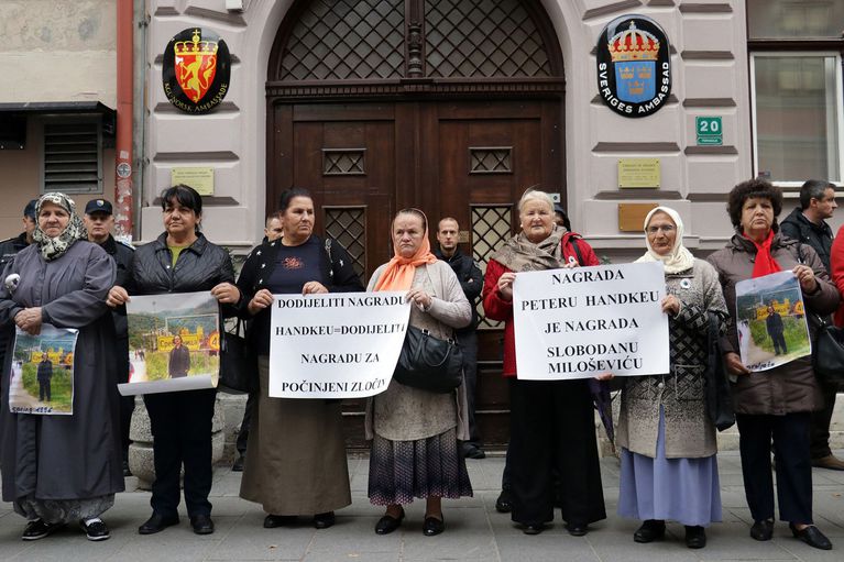 Handke Nobel-díja ellen tüntettek a háborús veteránok és a túlélők