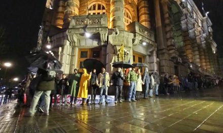 Élőláncot vontak a szerb kormány épülete köré