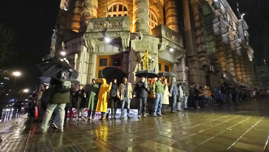 Élőláncot vontak a szerb kormány épülete köré