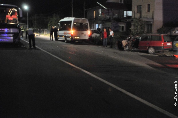 Autóbusz ütközött gépkocsival, egy ember meghalt