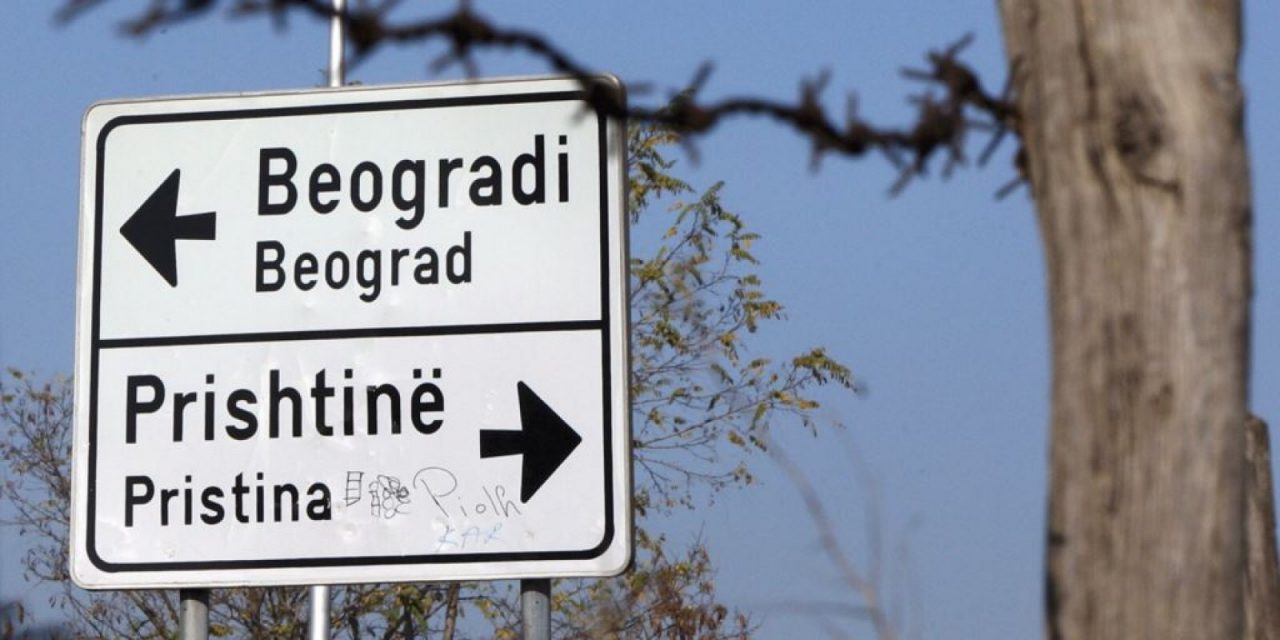 A szerb községek közössége ellen meneteltek Pristinában