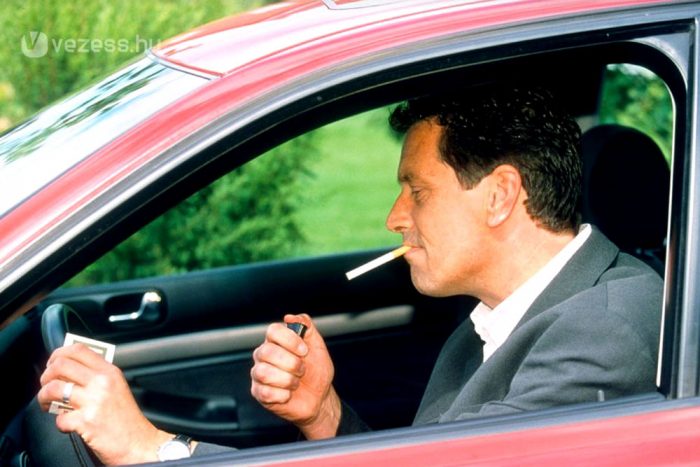 Betiltanák az autóban cigizést Magyarországon