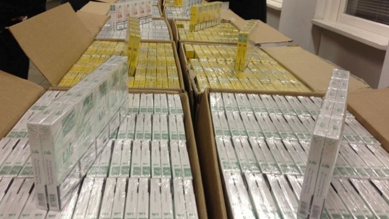 Több mint ötvenezer doboz cigarettát találtak a pénzügyőrök Röszkén