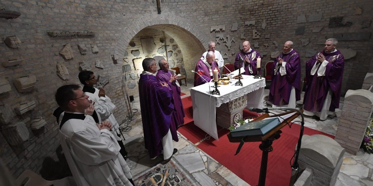 Ferenc pápa egy római katakombában mutatott be misét
