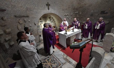 Ferenc pápa egy római katakombában mutatott be misét