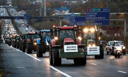 Traktorokkal torlaszolta el a párizsi körgyűrűt több száz francia gazda