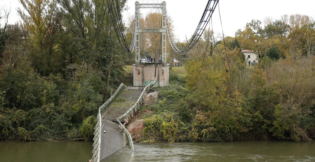 Leszakadt egy közúti híd Franciaországban (Videó)