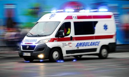 Autóbusz és gépkocsi ütközött Újvidéknél, egy ember meghalt