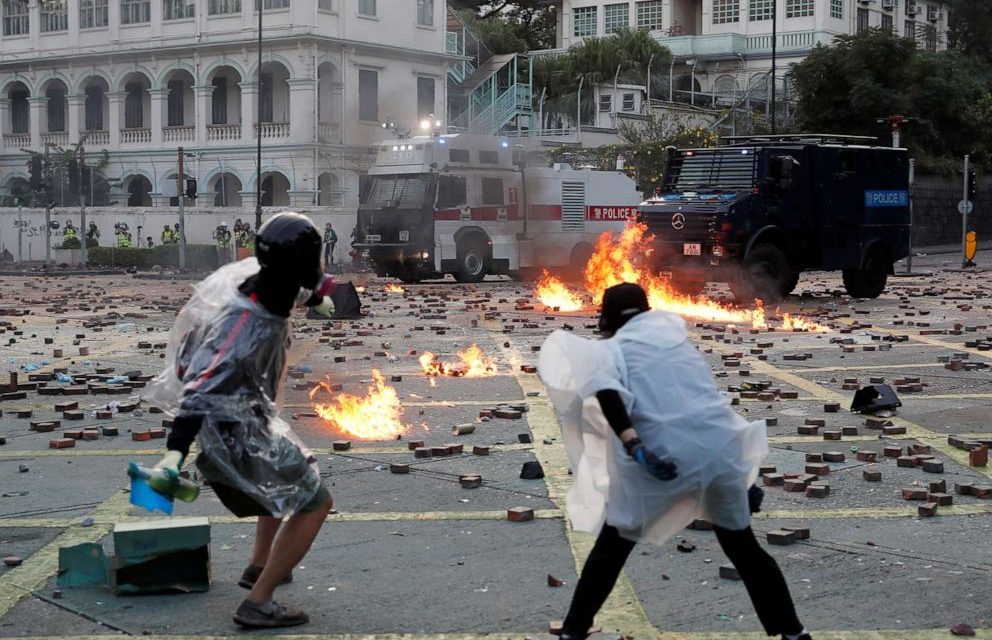 Hongkong utcái csatatérré változtak (videó)