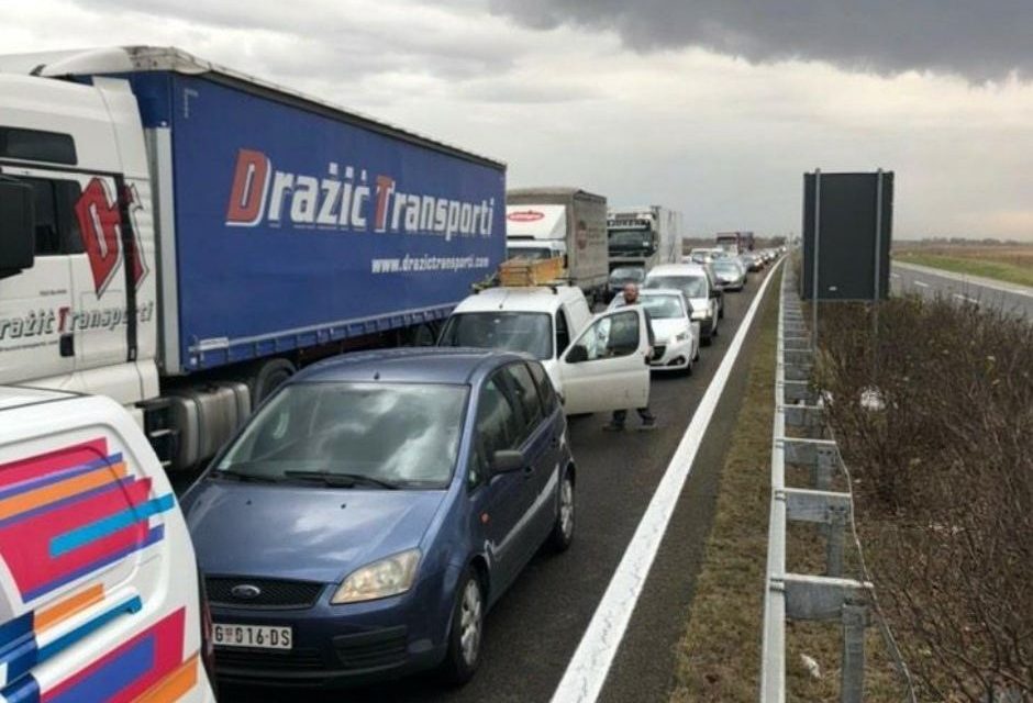 Halálos baleset Inđijánál, mindkét irányba lezárták az Újvidék-Belgrád autópályát