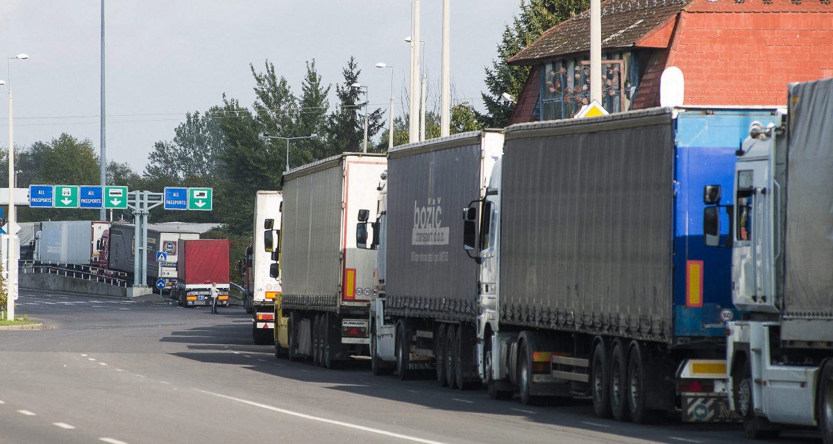 A teherautók hét órát várnak Horgosnál