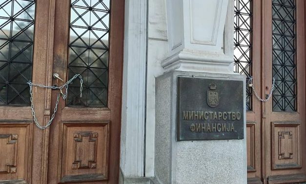 Leláncolták a pénzügyminisztérium bejáratát a Ne davimo Beograd szervezet aktivistái (videó)