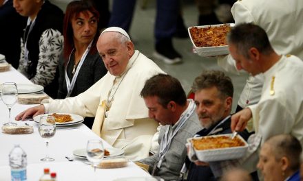 Ezerötszáz szegény ebédelt Ferenc pápával a Vatikánban