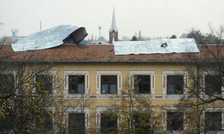 Zenta: A szél leszakította a tetőt a bíróság épületéről (Fotók)