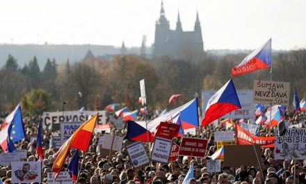 Százezrek követelték a cseh kormányfő lemondását Prágában