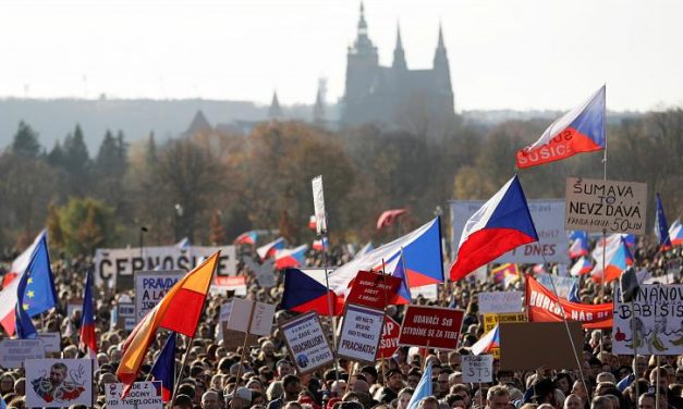 Százezrek követelték a cseh kormányfő lemondását Prágában